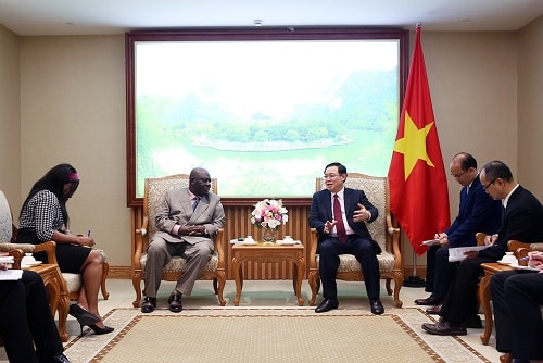 Phó Thủ tướng Vương Đình Huệ trao đổi với Đại sứ Nigeria Francis Young Efeduma. Ảnh: VGP
