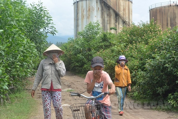 Người dân bịt mũi khi đi qua khu vực nhà máy