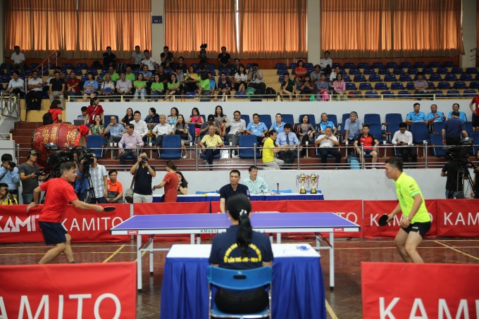 Có nhiều trận các tay vợt đối mặt nhau cân tài cân sức, chiến thắng chỉ cách biệt có 1 trái bóng khiến cho trận đấu trở nên sôi động. Ảnh: Sơn Hải