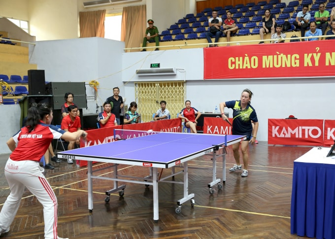 Các trận đấu nội dung đồng đội nữ cũng hấp dẫn không kém. Ảnh: Sơn Hải