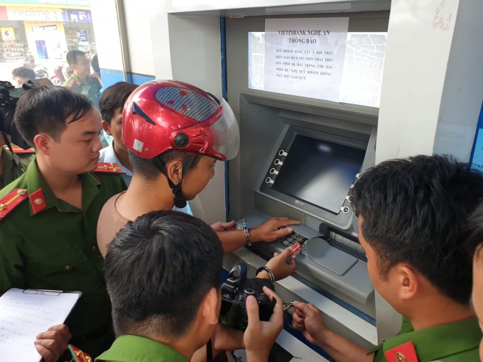 Đối tượng Lian Yu đang thực hiện lại hành vi phạm tội