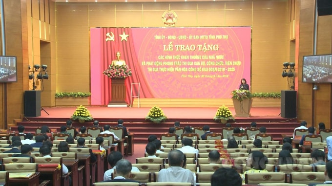 Lễ trao tặng các phần thưởng cao quý của Nhà nước, của tỉnh và phát động phong trào thi đua “Cán bộ, công chức, viên chức thi đua thực hiện văn hóa công sở