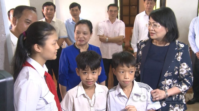 Phó Chủ tịch nước Đặng Thị Ngọc Thịnh và đoàn công tác đã tới thăm, tặng quà tại làng trẻ SOS Việt Trì.