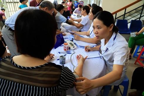Người dân sinh sống vùng lân cận vụ cháy công ty Rạng Đông đi khám. Ảnh: TL