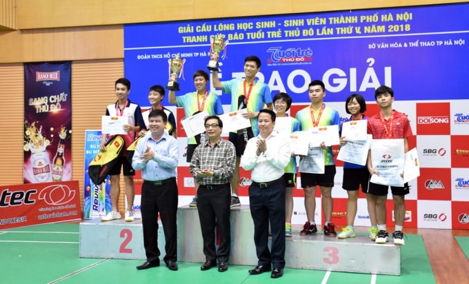 Trao thưởng cho các vận động viên giành huy chương tại Giải Cầu lông học sinh - sinh viên TP. Hà Nội mở rộng tranh Cúp báo Tuổi trẻ Thủ đô lần thứ V - 2018.