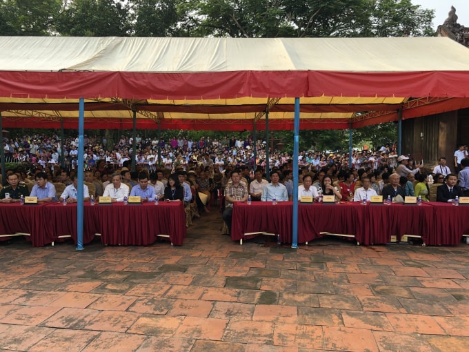 Đại biểu, khách quý và bà con nhân dân về dự lễ hội Lam Kinh 2019.