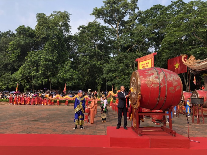 Đồng chí Đỗ Minh Tuấn, Phó Bí thư Tỉnh uỷ đánh trống khai hội.