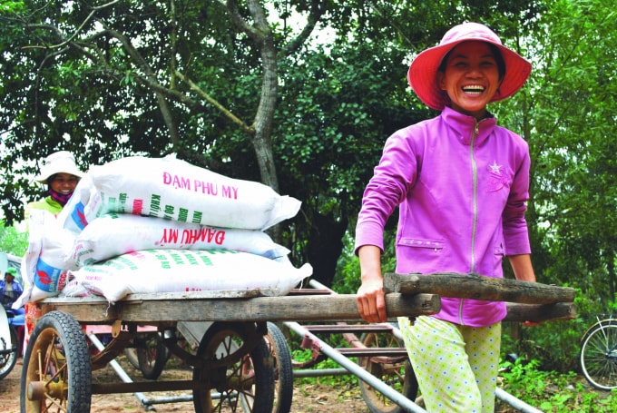 Nông dân vui mừng đón nhận lô hàng Đạm Phú Mỹ đầu tiên.