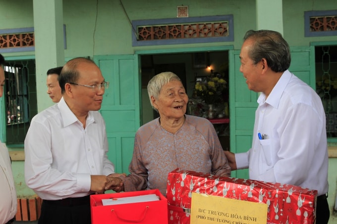 Phó Thủ tướng Thường trực Trương Hòa Bình đến thăm một số gia đình chính sách tại huyện Bắc Bình, Bình Thuận. Ảnh: VGP