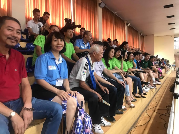 Các cổ động viên đến từ Đài Tiếng nói Việt Nam cổ vũ đội mình rất sôi nổi, nhiệt tình.