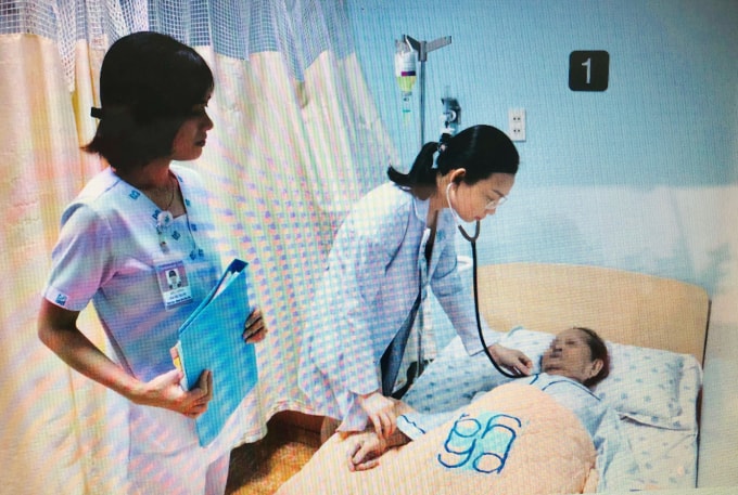 Bác sỹ C.K.I Trịnh Thị Bích Hà ,khoa lão –chăm sóc giảm nhẹ đang thăm khám cho người bệnh -ảnh : D/T