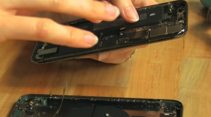 Mổ bụng iPhone 11.