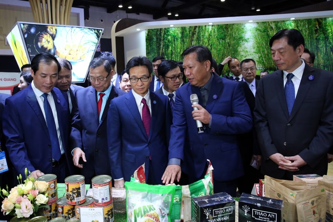 Phó Thủ tướng Vũ Đức Đam thăm gian hàng của tỉnh An Giang tại Hội chợ. Ảnh: VGP