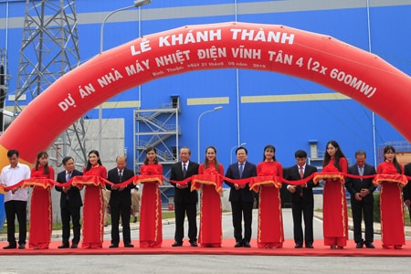 Phó Thủ tướng Thường trực Trương Hòa Bình và các đại biểu cắt băng khánh thành Nhà máy Nhiệt điện Vĩnh Tân 4. Ảnh: VGP