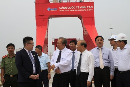 Phó Thủ tướng Thường trực Trương Hòa Bình đến khảo sát thực tế Cảng quốc tế Vĩnh Tân. Ảnh: VGP