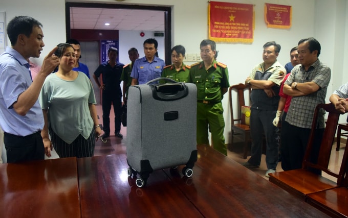 Chiếc vali chứa hơn 30 nghìn viên ma túy tổng hợp.