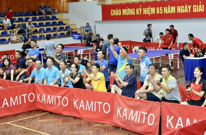 Không khí trên sân càng thêm náo nhiệt đến từ tiếng reo hò cổ vũ đến từ các cổ động viên. Ảnh: Sơn Hải