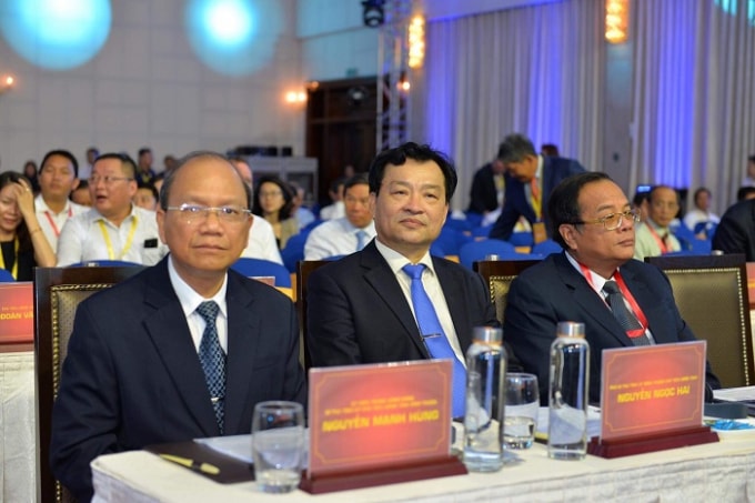 Bí thư tỉnh ủy Bình Thuận - Nguyễn Mạnh Hùng và Chủ tịch UBND tỉnh Bình Thuận Nguyễn Ngọc Hai lắng nghe những nhà đầu tư trình bày nguyện vọng khi được đầu tư vào Bình Thuận