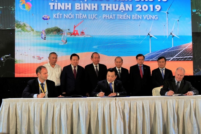 Phó Thủ tướng Thường trực Trương Hòa Bình chứng kiến ký kết thỏa thuận đăng ký đầu tư vào tỉnh Bình Thuận. Ảnh: VGP