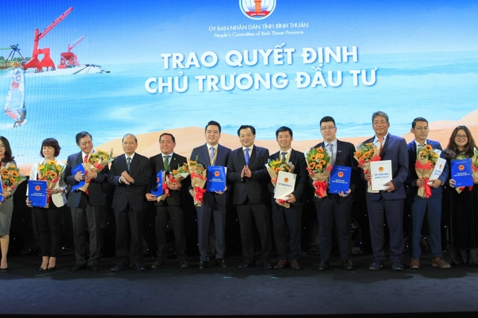 Lãnh đạo tỉnh Bình Thuận trao quyết định chủ trương đầu tư cho các doanh nghiệp, nhà đầu tư. Ảnh: VGP