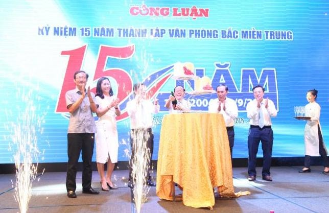 Lãnh đạo báo Nhà báo & Công luận; lãnh đạo tỉnh Hà Tĩnh, Hội Nhà báo Hà Tĩnh, Quảng Bình và Trưởng Văn phòng đại diện cắt bánh sinh nhật, mừng VP Bắc miền Trung bước vào tuổi 15 tràn trề thanh xuân và nhiệt huyết.