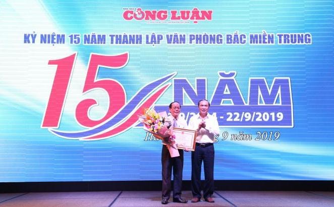 Đồng chí Võ Hồng Hải – Trưởng ban Tuyên giáo Tỉnh ủy Hà Tĩnh trao tặng bằng khen của UBND tỉnh Hà Tĩnh cho nhà báo Nguyễn Khắc Hiển, Trưởng văn phòng đại diện Bắc miền Trung.