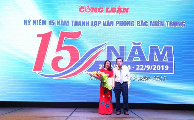 Đồng chí Phan Trung Thành – Phó Chủ tịch Hội nhà báo Hà Tĩnh tặng giấy khen của Hội nhà báo Hà Tĩnh cho bà Phan Thị Diễm Hằng – Phóng viên, Hội viên Hội Nhà báo Hà Tĩnh.