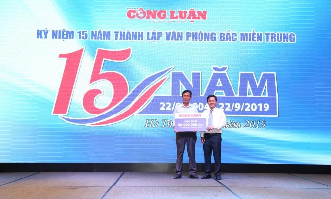 Cũng trong dịp này, nhằm chia sẻ với những mất mát mà người dân Hà Tĩnh phải gánh chịu đợt mưa lũ vừa qua, Tổng Biên tập báo Nhà báo & Công luận đã trao món quà nhỏ 20 triệu đồng và 300 thùng mì tôm cho các thầy cô giáo của 5 trường học trên địa bàn xã Đức Lĩnh, huyện Vũ Quang.