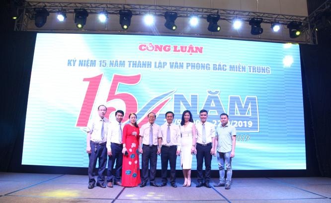 Tổng Biên tập Lê Trần Nguyên Huy và Phó Tổng Biên tập kiêm Tổng thư ký chụp ảnh kỷ niệm cùng Văn phòng Bắc miền Trung