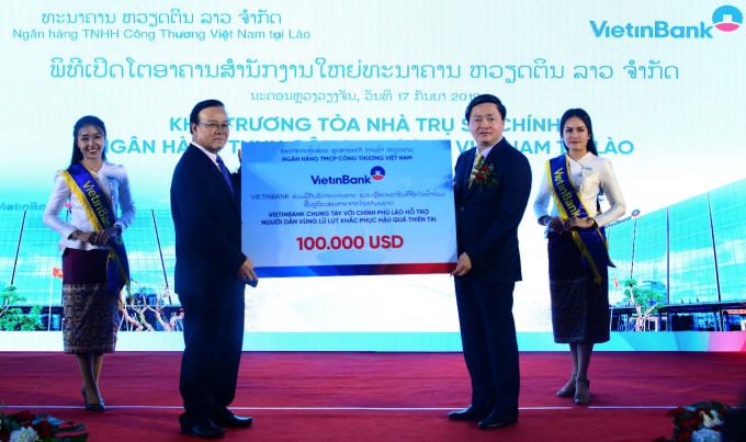 Chủ tịch HĐQT VietinBank Lê Đức Thọ trao tặng Chính phủ Lào số tiền 100.000 USD hỗ trợ người dân các tỉnh miền Trung và Nam Lào khắc phục hậu quả ngập lụt