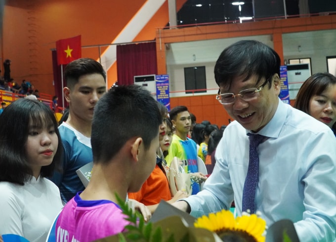 Đồng chí Hồ Quang Lợi - PCT Thường trực Hội Nhà báo Việt Nam tặng cờ và hoa cho các đội tham dự.