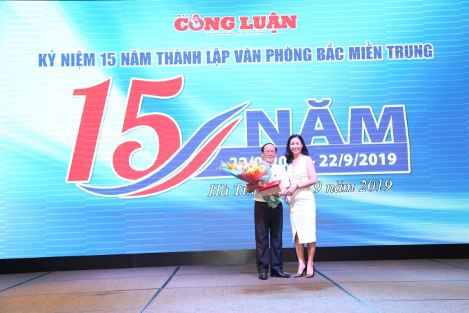 Phó Tổng biên tập kiêm Tổng thư ký Trần Lan Anh trao quà, hoa của Báo chúc mừng VP Bắc miền Trung