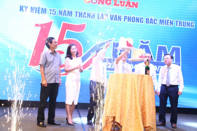 Các đại biểu cắt bánh sinh nhật....