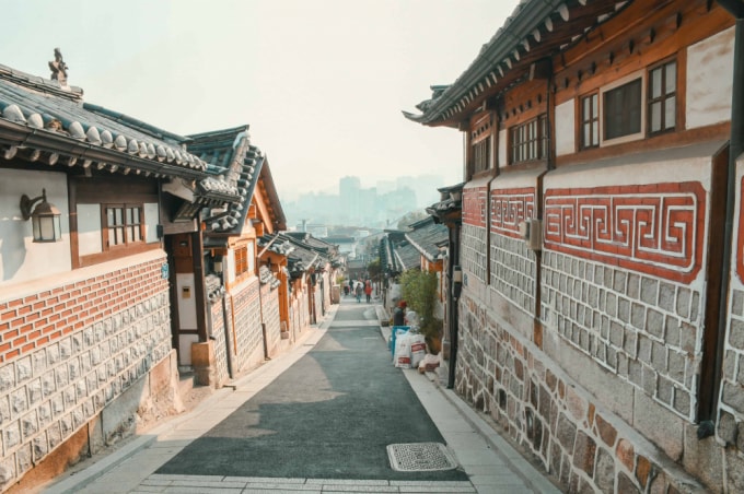 Bukchon Hanok là một làng nghề truyền thống đã được bảo tồn nguyên vẹn trong đô thị 600 tuổi, bao gồm rất nhiều con hẻm, các ngôi nhà truyền thống. (Ảnh: Lindagoeseast)