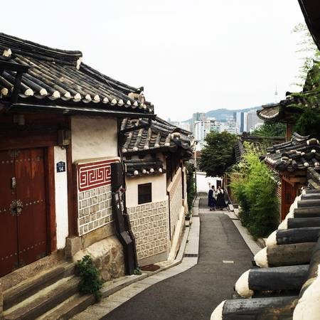 Nhờ nét cổ kính và đậm chất điện ảnh, làng Bukchon Hanok trở thành điểm đến hấp dẫn của hàng nghìn lượt khách du lịch mỗi ngày. (Ảnh:@kzoozack)