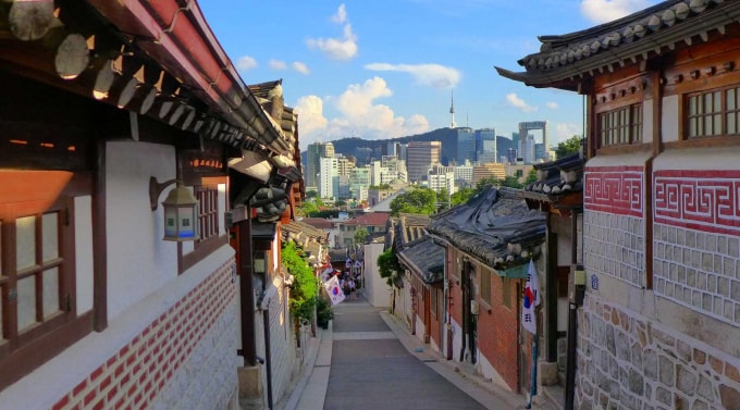 Ẩn mình giữa những tòa nhà cao ốc, phố xá nhộn nhịp của Thủ đô Seoul (Hàn Quốc), làng Bukchon Hanok mang trong mình sự cổ kính và yên tĩnh. (Ảnh: Worldpress)