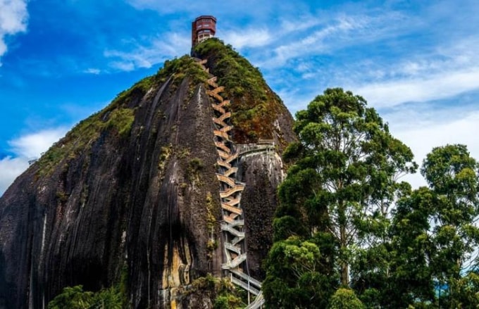 Tảng đá Guatapé nổi tiếng ở Medellín - Ảnh: ancient-origins