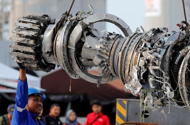 Động cơ của chiếc Boeing 737 MAX sau vụ rơi máy bay ở Indonesia hồi tháng 10/2018. Ảnh: Reuters