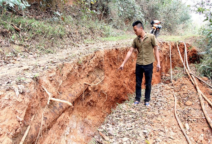 Những vết nứt dài đe dọa an toàn hàng chục hộ dân ở khối 4 thị trấn Mường Xén. Ảnh: Sỹ Hòa