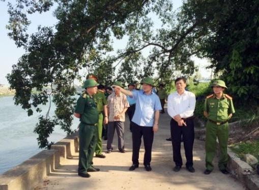 Đồng chí Bùi Văn Khắng, Phó Chủ tịch UBND tỉnh Quảng Ninh kiểm tra tại địa bàn tại TP Móng Cái. Ảnh: Hữu Việt.