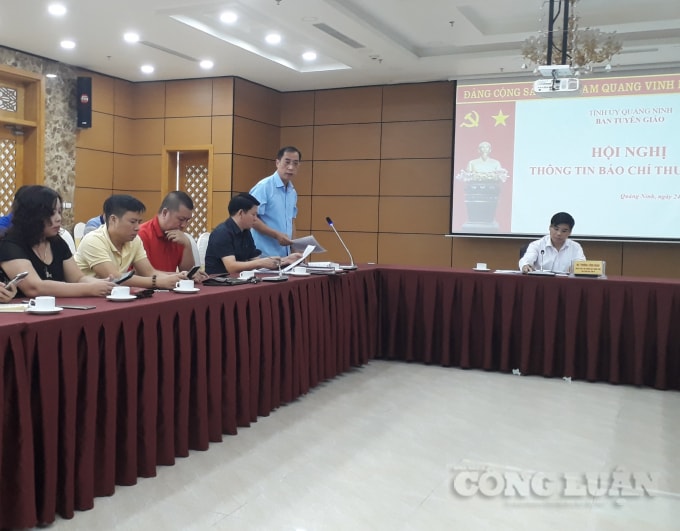 Báo cáo về tình hình buôn lậu, gian lận thương mại và hàng giả của Ban Chỉ đạo 389 tỉnh Quảng Ninh tại Hội nghị thông tin báo chí thường kỳ.
