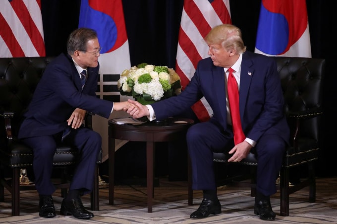 Tổng thống Mỹ Donald Trump và Tổng thống Hàn Quốc Moon Jae-in. Ảnh: Reuters