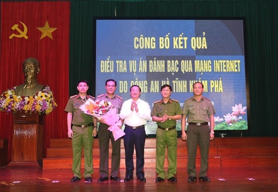 Bí thư Tỉnh ủy Hà Tĩnh Lê Đình Sơn chúc mừng Ban chuyên án. Ảnh CAHT