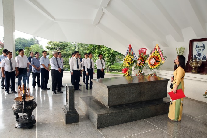 Phó Thủ tướng Vũ Đức Đam và đoàn công tác dâng hương, dâng hoa tại Khu Di tích cụ Phó bảng Nguyễn Sinh Sắc. Ảnh: VGP