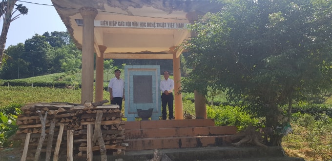 Nhà văn Trần Gia Thái và Nhà báo Phan Hữu Minh bên khu Di tích.