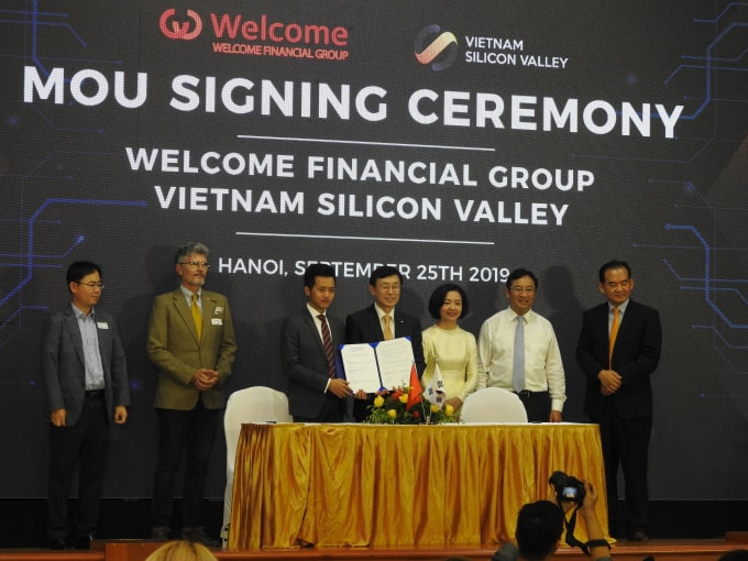 Tập đoàn tài chính Welcome (Hàn Quốc) cùng quỹ đầu tư Vietnam Sillicon Valley ký kết hợp tác. Ảnh Hà Long.