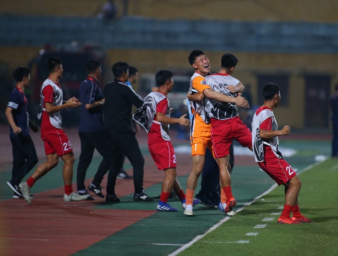 April 25 vui mừng với bàn thắng san hoà 2 - 2. Ảnh: Hoàng Dương