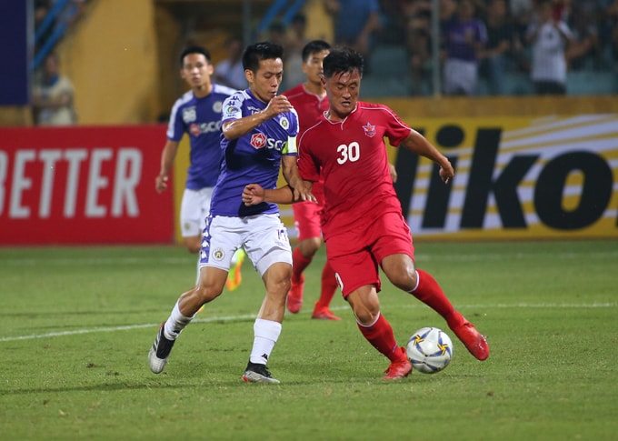 Hà Nội FC và April 25 đã cống hiến một trận đấu hấp dẫn. Ảnh: Hoàng Dương