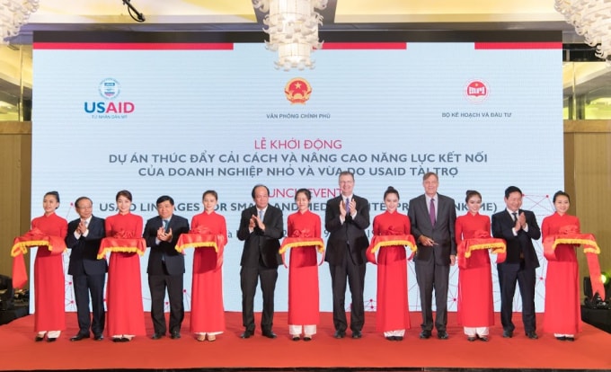 Các đại biểu tại Lễ khởi động dự án “Thúc đẩy cải cách và nâng cao năng lực kết nối của doanh nghiệp nhỏ và vừa. Ảnh: Vân Anh