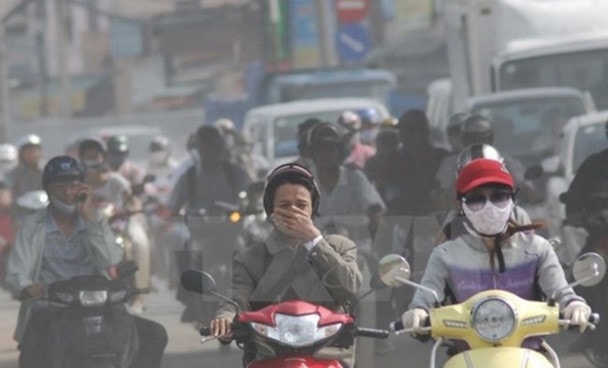 Người dân Hà Nội đang phải hứng nhiều rất nhiều tác động từ ô nhiễm môi trường. Ảnh: GD&TĐ